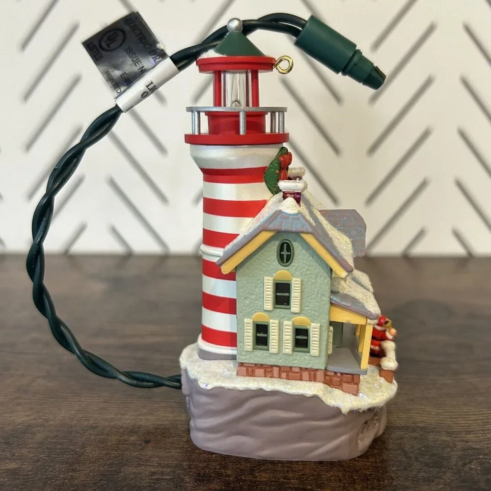 Hallmark 2005 Lighthouse Greetings Ornament Flashing Light Magic Christmas